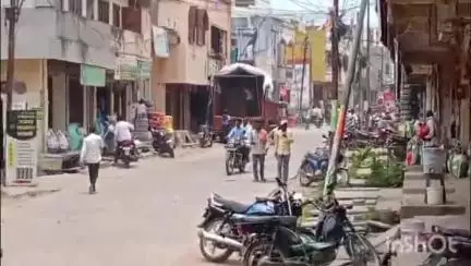 धर्माबाद: शहरातील मोंढ्यात दोन्ही बाजूने वाहने उभी राहत असल्याने येजा करणाऱ्या वाहतूकीस अडथळा #Jansamasya