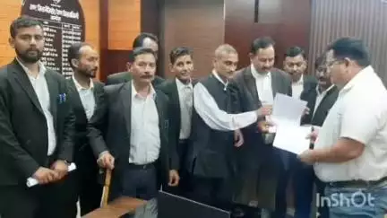 अल्मोड़ा: अल्मोड़ा में अधिवक्ताओं ने एडीएम के माध्यम से प्रधानमंत्री और मुख्यमंत्री को भेजा ज्ञापन, सामाजिक सुरक्षा देने की मांग की