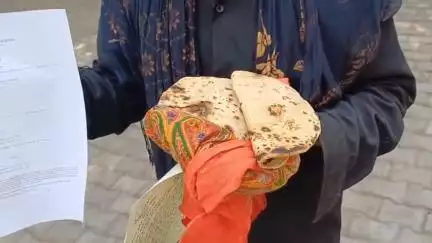 छतरपुर नगर: विधायक संरक्षित दबंग पर मारपीट का जसगुवा टपरियन निवासी पीड़ित का आरोप, रोटी लेकर SP ऑफिस पहुंचा, न्याय की गुहार