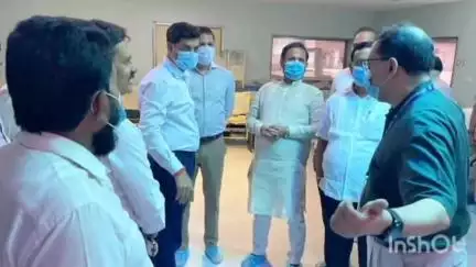 ठाणे: मुंब्रा लोकल अपघातातील जखमींचे खासदार श्रीकांत शिंदे यांनी कळवा येथील छत्रपती शिवाजी महाराज रुग्णालयात जाऊन घेतली भेट
