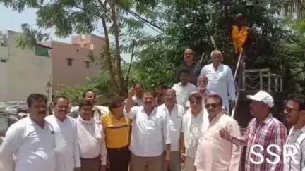 रतलाम नगर: शहर कांग्रेस कमेटी ने भगवान बिरसा मुंडा की पुण्यतिथि पर उनकी प्रतिमा पर माल्यार्पण कर दी श्रद्धांजलि