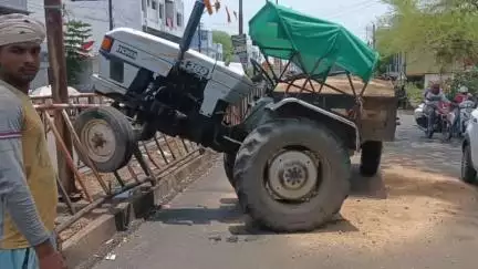 कटंगी: सीएम राइज के पास स्पीड ब्रेकर से रेत से भरा ट्रैक्टर हुआ अनियंत्रित, रेलिंग टूटी, बड़ा हादसा टला
