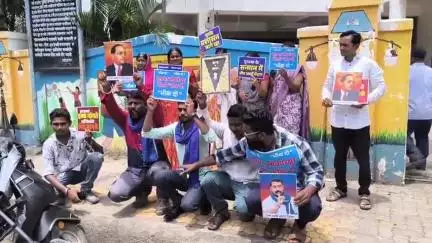 नांदेड: पुरग्रस्तांच्या अनुदानाची समस्येला घेऊन भीम आर्मीच्या वतीने महापालिका कार्यालयासमोर भीक दो आदोलन #jansamasya