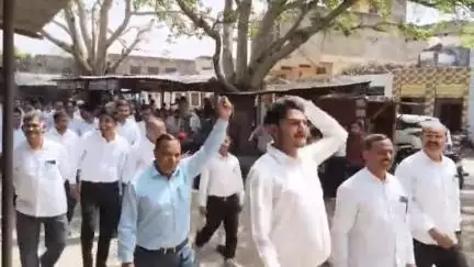 धौलपुर: कचहरी परिसर में अधिवक्ताओं ने चेंबर या बैठने की जगह उपलब्ध कराने हेतु जिला जज को मुख्य न्यायाधिपति के नाम दिया ज्ञापन