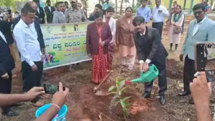 ರಾಮನಗರ: ನೆಟ್ಟ ಸಸಿಗಳನ್ನು ಪೋಷಣೆ ಮಾಡಿ: ನಗರದಲ್ಲಿ ಪ್ರಧಾನ ಜಿಲ್ಲಾ ಮತ್ತು ಸತ್ರ ನ್ಯಾಯಾಧೀಶರಾದ ರೇಣುಕಾ
