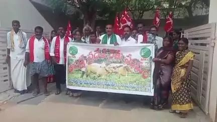 శింగనమల: సింగనమల మండల కేంద్రంలోని రైతు సంఘం సిపిఐ నాయకులు ఆందోళన. అన్నదాత సుఖీభవ కింద రైతులకు 20 వేల తక్షణమే చెల్లించాలని డిమాండ్