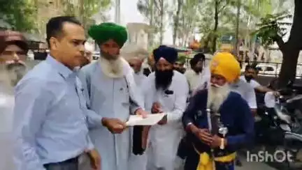 ਫਤਿਹਗੜ੍ਹ ਸਾਹਿਬ: ਜਿਲ੍ਹਾ ਪ੍ਰਬੰਧਕੀ ਕੰਪਲੈਕਸ ਵਿਖੇ ਸ਼ੇਰ-ਏ-ਪੰਜਾਬ ਕਿਸਾਨ ਯੂਨੀਅਨ ਨੇ ਆਪਣੀਆਂ ਮੰਗਾਂ ਨੂੰ ਲੈ ਕੇ ਦਿੱਤਾ ਚੀਫ ਮਨਿਸਟਰਜ ਫੀਲਡ ਅਫਸਰ ਨੂੰ ਮੰਗ ਪੱਤਰ