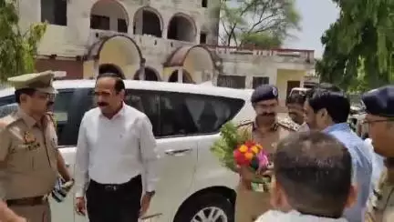 माधौगढ़: मण्डल आयुक्त ने माधौगढ़ तहसील पहुंचकर सुनीं लोगों की समस्याएं व किया निस्तारण
