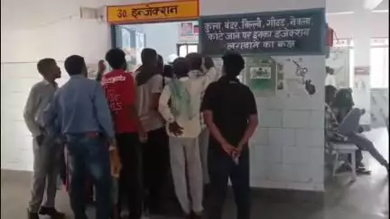 हसनपुर: 2 दिन की छुट्टी के बाद खुला हसनपुर सामुदायिक स्वास्थ्य केंद्र, मरीजों की लगी भीड़