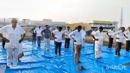 నర్సీపట్నంలో సోమవారం ఉదయం యోగా శిక్షణ తరగతుల్లో పాల్గొన్న ఆర్టీసీ ఉద్యోగులు.