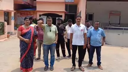 ଢେଙ୍କାନାଳ ସଦର: ତାଳବରକୋଟରେ ବିଭିନ୍ନ ଉନ୍ନୟନ କାମ ମେସିନ ସାହାଯ୍ୟରେ ହେଉଥିବା ଅଭିଯୋଗକୁ ସଦର ବ୍ଲକ ଠାରେ ଖଣ୍ଡନ କଲେ ସରପଞ୍ଚ