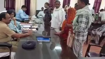 डेरापुर: डेरापुर तहसील परिसर में SDM की अध्यक्षता में संपूर्ण समाधान दिवस हुआ संपन्न, कुल 106 शिकायतों में 3 का हुआ निस्तारण
