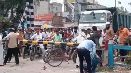 पूरनपुर: माधोटांडा रेलवे क्रासिंग पर बैरियर खराब होने से लगा जाम, पहुंचे एसएसबी के जवान #jansamasya