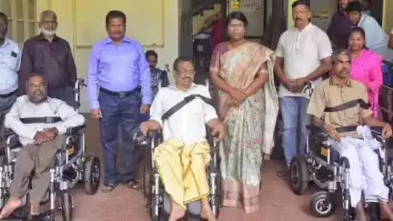 அகஸ்தீஸ்வரம்: 13 மாற்றுத்திறனாளிகளுக்கு மோட்டார் பொருத்தப்பட்ட நவீன சக்கர நாற்காலிகளை ஆட்சியர் அலுவலகத்தில் வழங்கிய மாவட்ட ஆட்சியர்