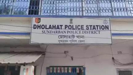 পাথরপ্রতিমা: গাড়ি চালক ও পথচলতি মানুষদের সচেতন করতে ঢোলাহাট থানার সামনে থেকে করা হল সেফ ড্রাইভ সেভ লাইফ কর্মসূচি