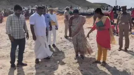 கல்குளம்: சின்னவிளை கடற்கரையில் பிளாஸ்டிக் துகள்கள் அகற்றும் பணியை மாவட்ட ஆட்சியர் அழகுமீனா, அதிகாரிகளுடன் ஆய்வு