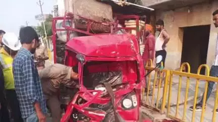 मिल्कीपुर: पेट्रोल पंप मिल्कीपुर के पास अनियंत्रित होकर खड़ी ट्रक से टकराया ऑटो, 3 लोग हुए घायल व चालक की हुई मौत