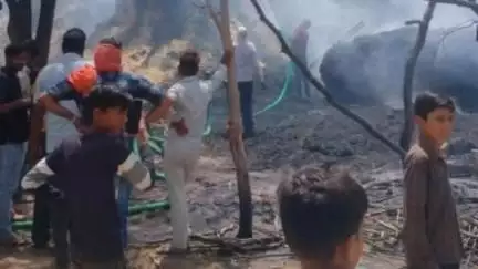हिण्डोली: हिंडोली कस्बे में एक किसान के बाड़े में लगी भीषण आग, नगरपालिका की दमकल ने पाया काबू