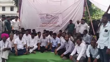 जिल्हा अधिकारी कार्यालयासमोर अड.राजेंद्र राऊत यांचे उपोषण