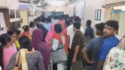 ইংরেজবাজার: বকেয়া বেতন, হাসপাতাল কর্তৃপক্ষের আশ্বাসে অবস্থান বিক্ষোভ তুলে নিল মালদা মেডিক্যাল কলেজ হাসপাতালে অস্থায়ী কর্মীরা