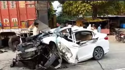 शाहजहांपुर: रोजा थाना क्षेत्र के जमुका के पास खड़े ट्रक से कार की हुई टक्कर, 3 लोगों की हुई मौत व 2 लोग हुए घायल