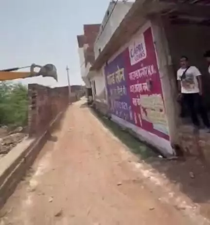 उन्नाव: नगर पालिका अध्यक्ष की मौजूदगी में शहर में बुलडोजर से तोड़े गए अवैध कब्जे, नोटिस के बावजूद लोग जगह को नहीं कर रहे थे खाली
