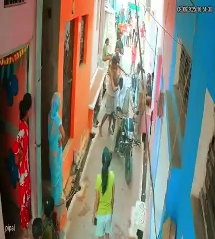 #ब्रेकिंग_ललितपुर #पुलिस को चुनौती देता #दबंग ,पुलिस के सामने ही #दिखाता दबंगई