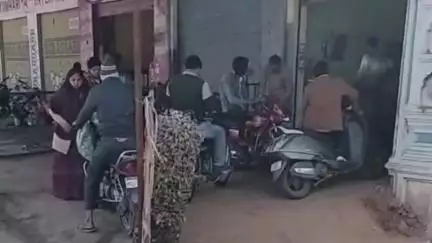 दतिया नगर: दतिया में सड़कों पर अवैध पेट्रोल-डीजल की बिक्री, पेट्रोल पंप एसोसिएशन ने एसपी को सौंपा ज्ञापन