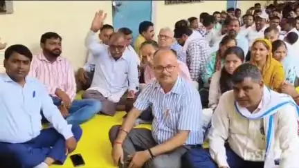 हर्रैया: हरैया तहसील परिसर में आज भी जारी रहा लेखपालों का धरना और कार्य बहिष्कार, अधिवक्ता की गिरफ्तारी की कर रहे हैं मांग