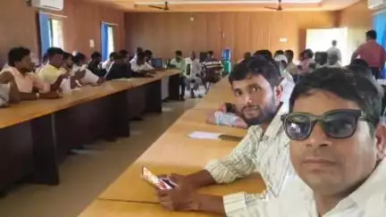 दिघलबैंक: सभागार भवन दिघलबैंक में सभी बीएलओ को ऑनलाइन प्रशिक्षण सह मूल्यांकन का आयोजन किया गया