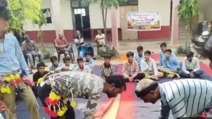 चरखारी: पीएम श्री राजकीय गंगा सिंह इण्टर कालेज समर कैंप शिविर में छात्रों को बुंदेली लोक कला का प्रशिक्षण दिया गया