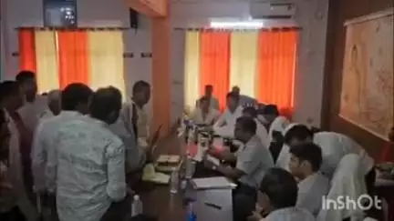 चौरीचौरा: चौरी चौरा में डीएम और एसएसपी ने फरियादियों की समस्याएं सुनीं