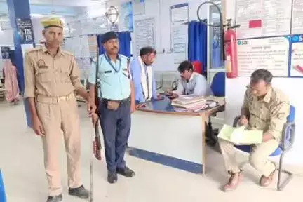 बलरामपुर: बलरामपुर के बैंक, डाकघर व जनसेवा केंद्रों पर सुरक्षा के लिए चेकिंग अभियान, साइबर फ्रॉड के बारे में जागरूक किया गया