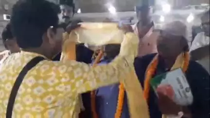 মঙ্গলকোট: মেলেনি সরকারি শিল্পী ভাতা, ফলতো ২জন দুঃস্থ যাত্রা শিল্পীকে মাথরুনে শিল্পী ভাতা দিল আমরা যাত্রা ভালোবাসি নামের একটি সংগঠন