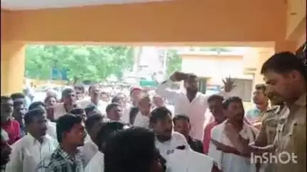 तुळजापूर: नळदुर्ग येथील पोलिस ठाण्यात हिप्परगा,दिंडेगाव येथील नागरीकांचे ठिय्या आंदोलन