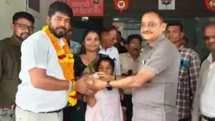 ધરમપુર: પાનવા ગામના જૂથ પંચાયતમાં સરપંચ તરીકે સતીશ ચૌધરી બિનહરીફ ચૂંટાયા ધારાસભ્ય દ્વારા શુભકામના પાઠવવામાં આવી