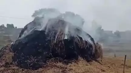 ओबरा: कुड़वा में अज्ञात कारणों से पुआल में लगी आग, ग्रामीणों ने मुआवजे की मांग की