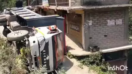 रामपुर: तकलेच बाजार में रेत से भरा टिपर उलटने से रेत की चपेट में आई महिला घायल