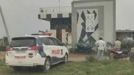 కోరుట్ల: మెట్పల్లి పట్టణం BD కాలనీలో శుక్రవారం అర్ధరాత్రి
మున్సిపల్ RI అక్షయ్ కుమార్ ఇంట్లో చోరీ విచారణ చేపట్టిన ఎస్సై కిరణ్