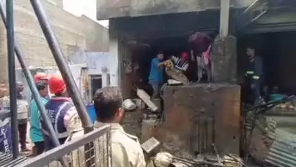 గుంతకల్లు: గుంతకల్లు లోని కసాపురం రోడ్డులో పిండి వంటలు తయారు చేసే దుకాణంలో అగ్ని ప్రమాదం