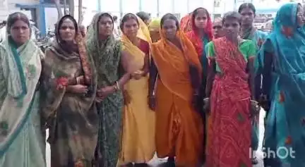काशी चक: काशीचक: जगदीशपुर गांव की कुछ महिलाओं ने एसपी को आवेदन देकर न्याय की गुहार लगाई