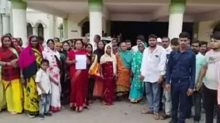 कवर्धा: लासाटोला में अतिक्रमण पर भेदभाव की कार्रवाई से नाराज़ ग्रामीण पहुंचे कलेक्ट्रेट, निष्पक्ष कार्रवाई की मांग की