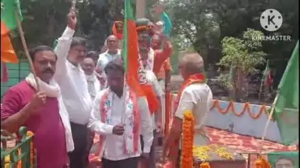 दुमका: बिरसा मुंडा की पुण्यतिथि पर दुमका में बीजेपी नेताओं ने SP महिला कॉलेज के पास बिरसा मुंडा की प्रतिमा पर किया माल्यार्पण