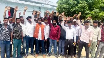 मोतिहारी: मोतिहारी सदर अस्पताल में आईसीयू और वेंटीलेटर की मांग को लेकर नवयुवक सेवा द्वारा किया गया प्रदर्शन और नारेबाजी