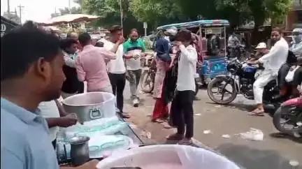 धनौरा: झारखंडी महादेव संगठन के सदस्यों ने धनौरा रोड पर कराया विशाल शरबत वितरण कार्यक्रम, हजारों लोगों ने गर्मी से राहत पाई