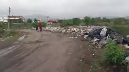 खालापूर: मुंबई पुणे द्रूतगती महामार्गालगत फूडमॉल नजिक कचऱ्याचे साम्राज्य