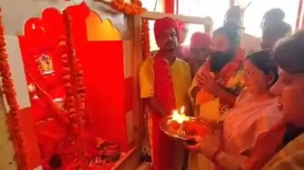 फर्रुखाबाद: पाल नगला में शिव शक्ति महाकाल मंदिर में उच्च शिक्षा राज्य मंत्री भगवान बजरंगबली की प्राण प्रतिष्ठा में शामिल हुए