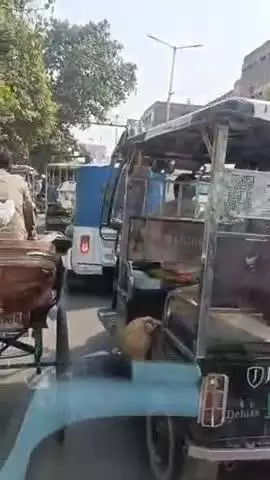 कानपुर: टाटमिल चौराहे पर ऑटो के ऊपर सवारी बैठाकर ले जाने का वीडियो सोशल मीडिया पर हुआ वायरल