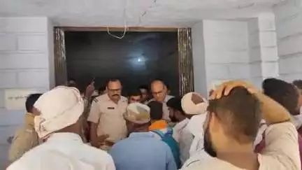 श्रीविजयनगर के अधिशासी अभियंता कार्यालय पर ग्रामीणों ने प्रदर्शन कर सौंपा ज्ञापन