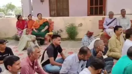 सोलन: CHC महलोग में कर्मचारियों की कमी के चलते स्थानीय निवासियों ने किया शांतिपूर्ण प्रदर्शन